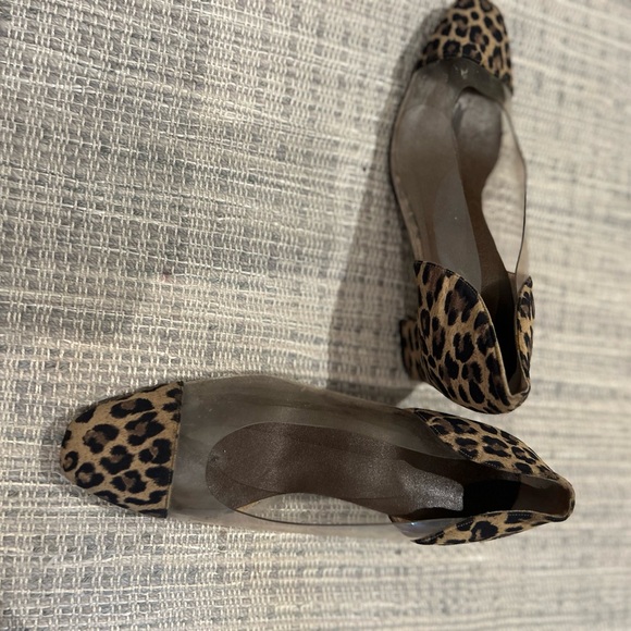 Plastic clear and leopard print low heeled pair of vintage shoes. - Picture 7 of 16
